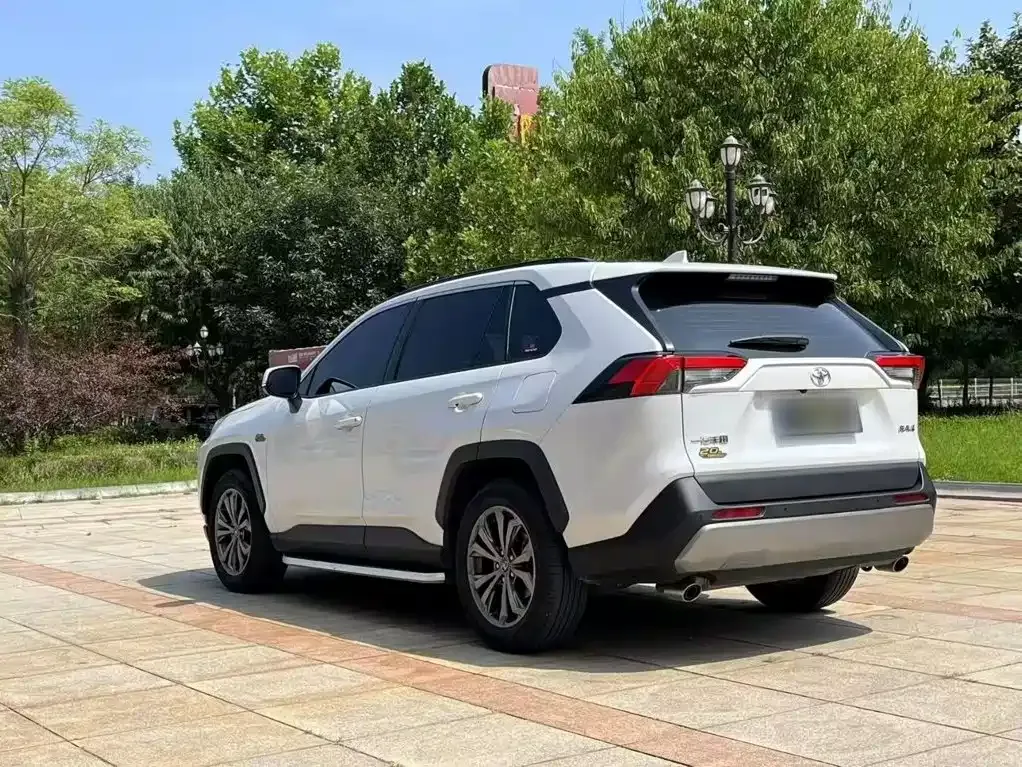 Toyota RAV4 — фото 9