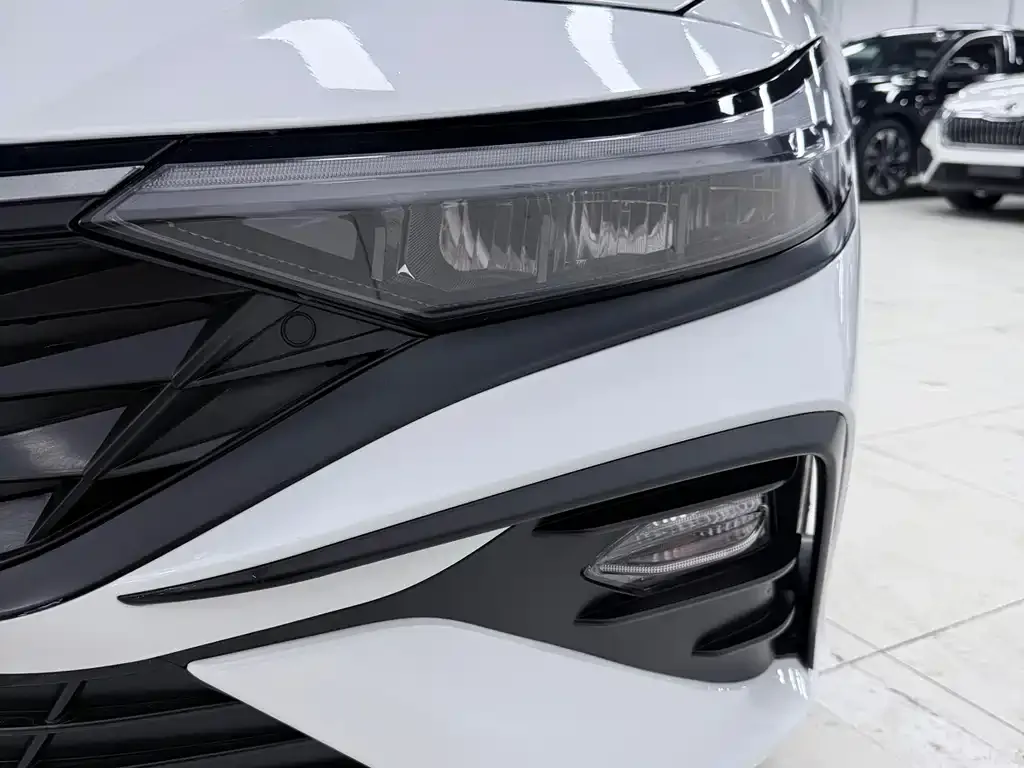 Hyundai Elantra — фото 4