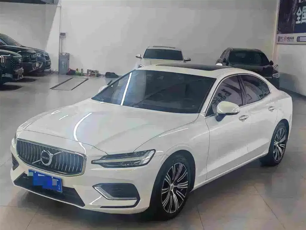 Volvo S60 — фото 1