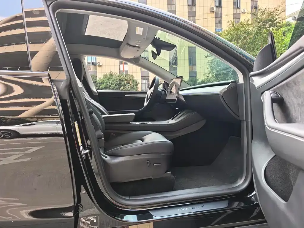 Tesla Model Y — фото 7