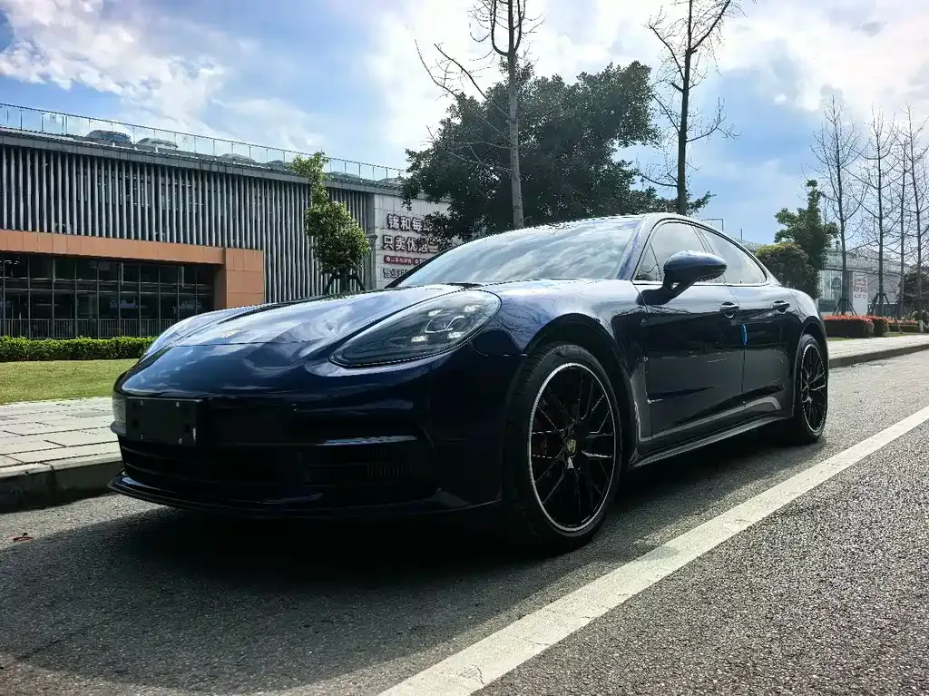 Porsche Panamera — фото 1