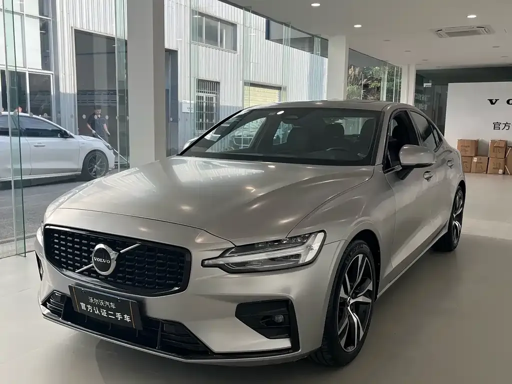 Volvo S60 — фото 1