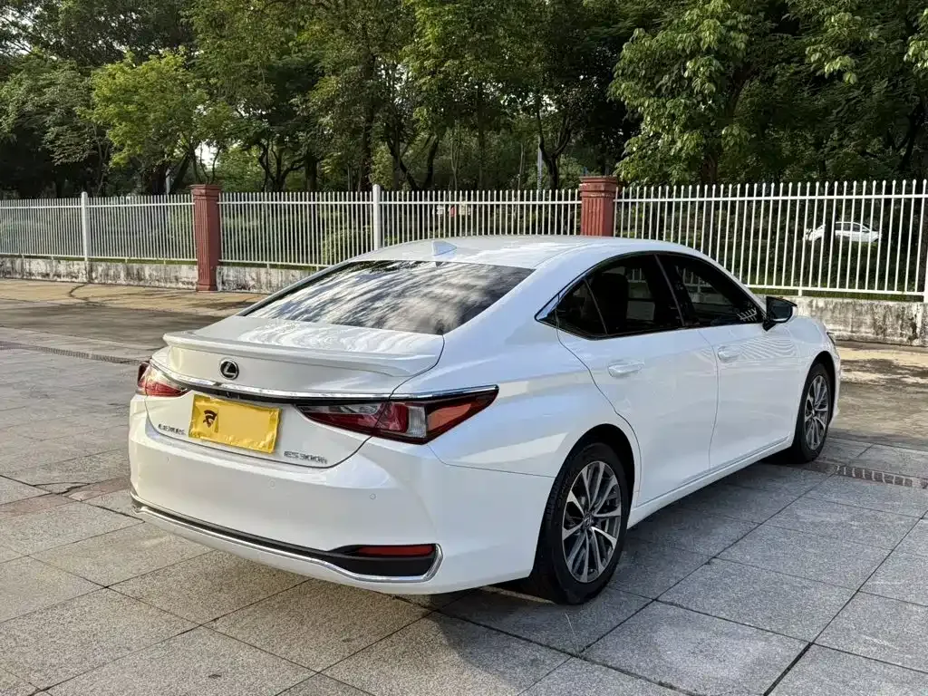 Lexus ES — фото 4