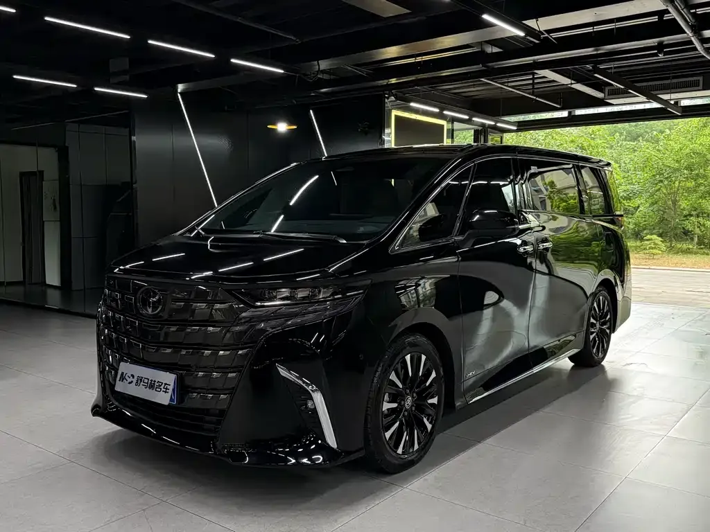 Toyota Alphard — фото 1