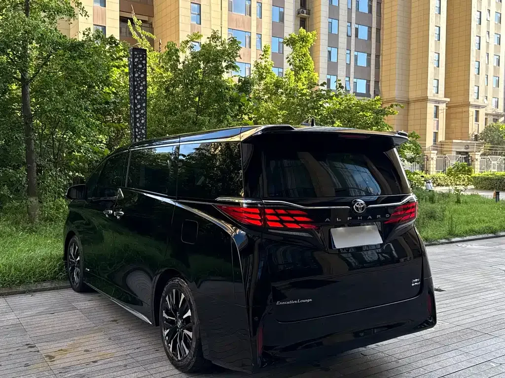 Toyota Alphard — фото 4
