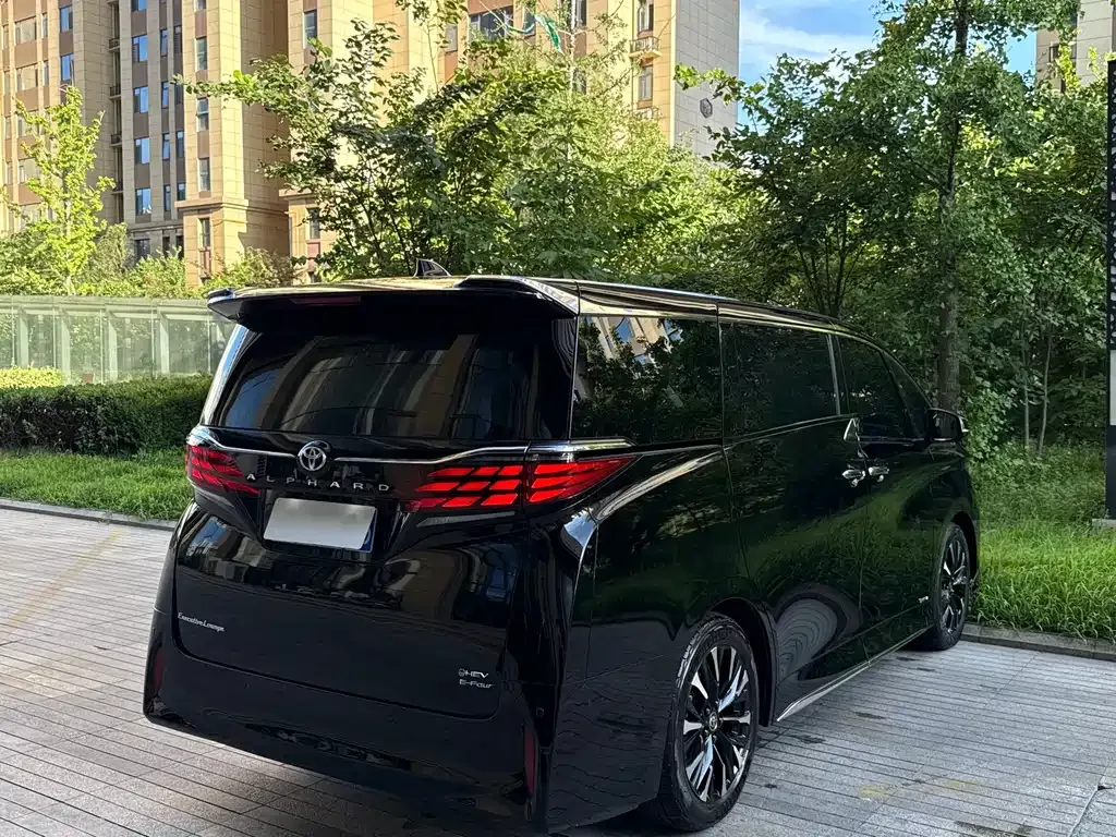 Toyota Alphard — фото 9