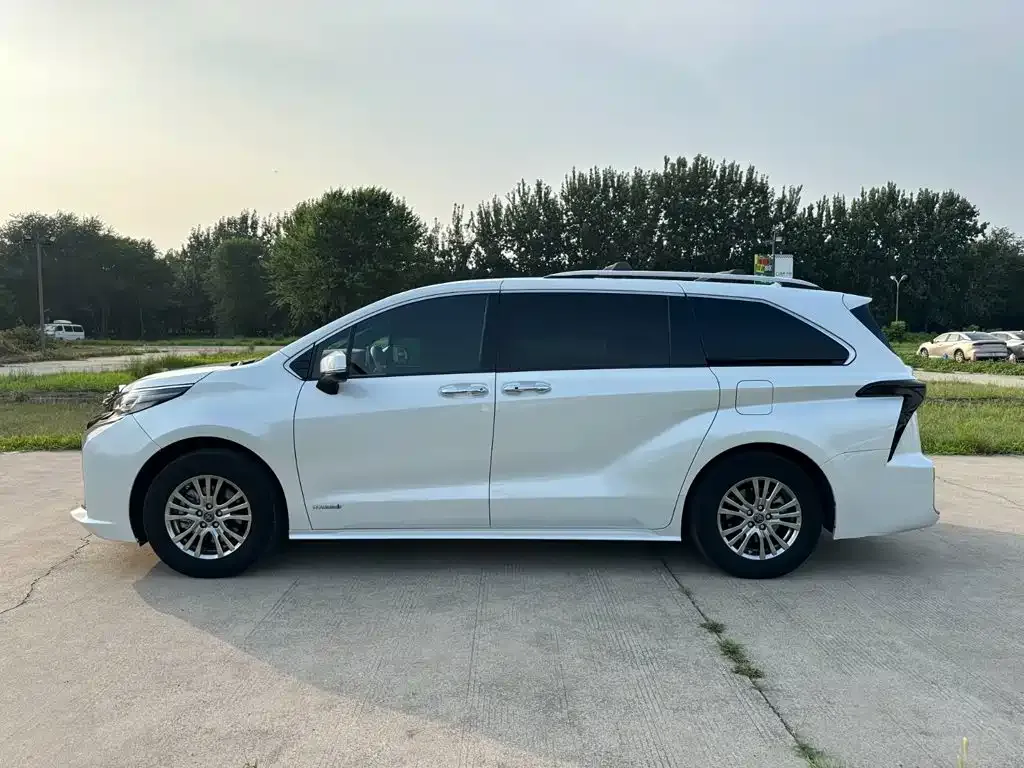 Toyota Sienna — фото 5