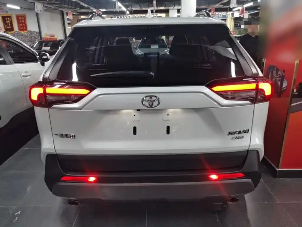 Toyota RAV4 — фото 10