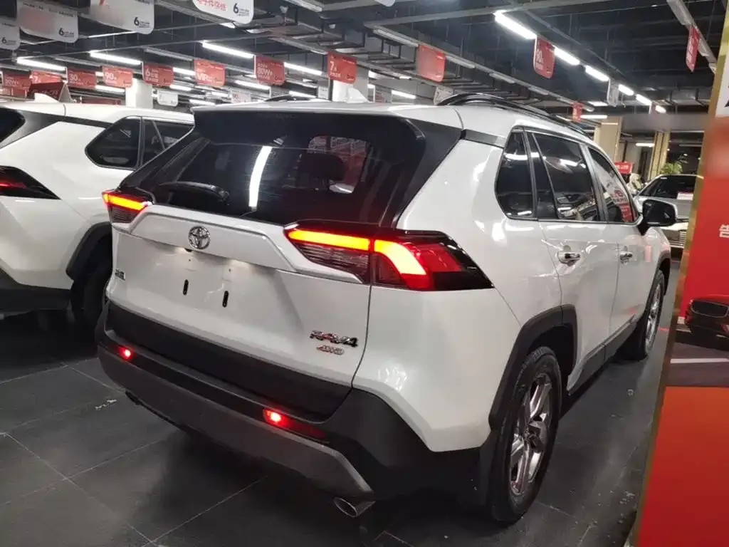 Toyota RAV4 — фото 7