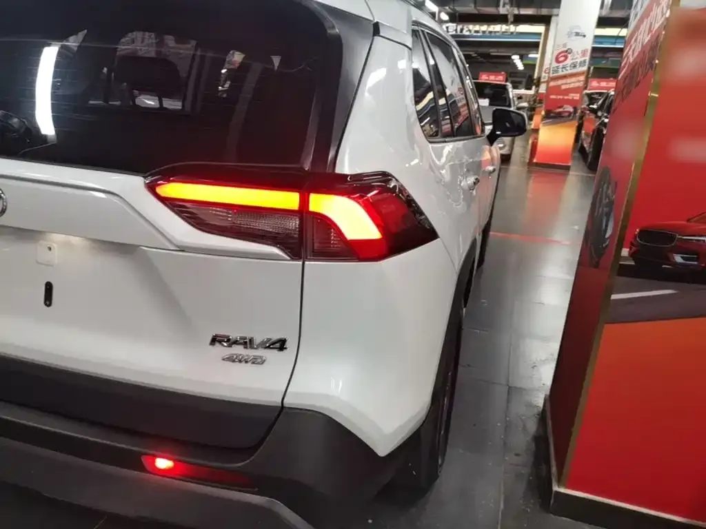 Toyota RAV4 — фото 6