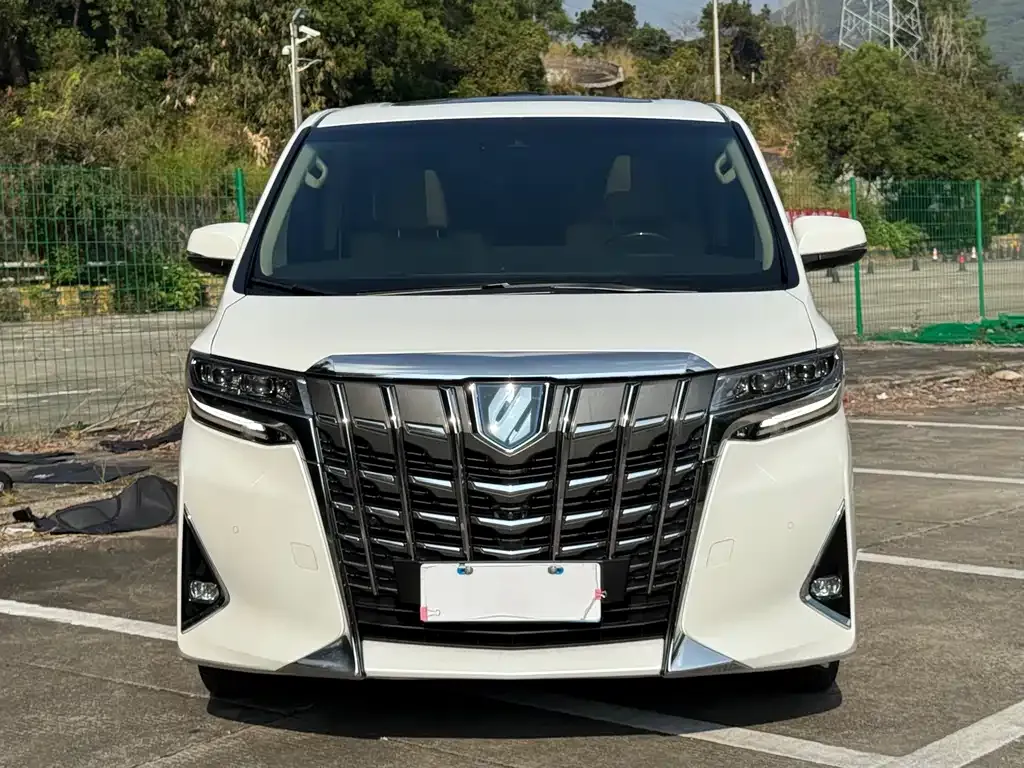 Toyota Alphard — фото 1