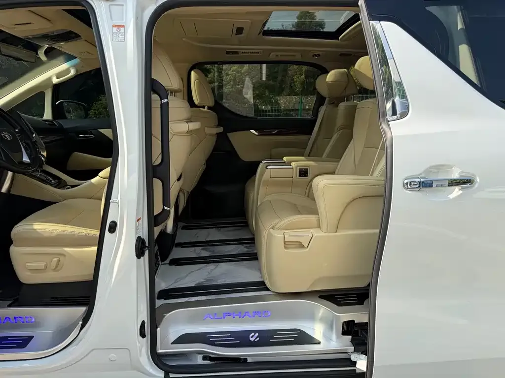 Toyota Alphard — фото 2