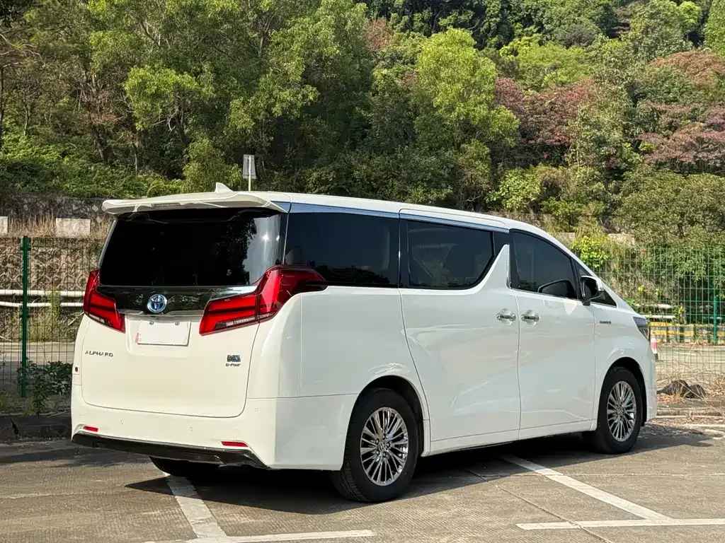 Toyota Alphard — фото 8