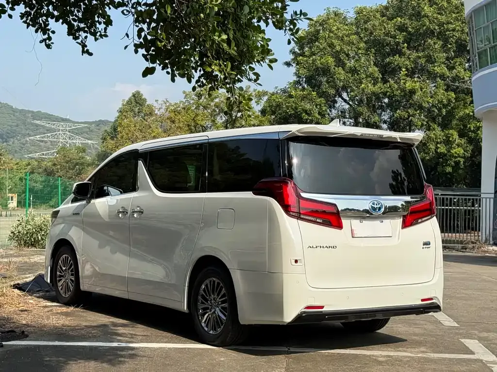 Toyota Alphard — фото 5