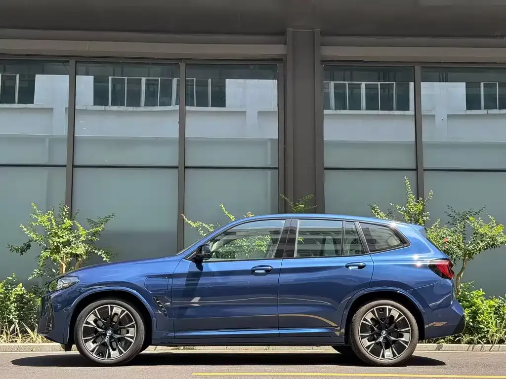BMW iX3 — фото 6