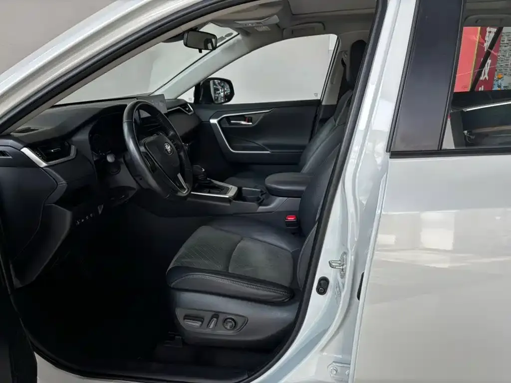Toyota RAV4 — фото 10