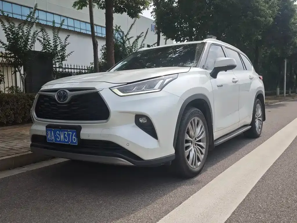 Toyota Highlander — фото 1