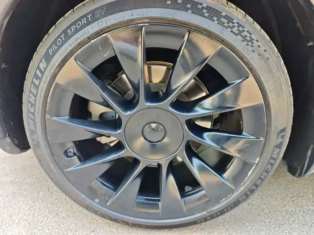 Tesla Model Y — фото 2