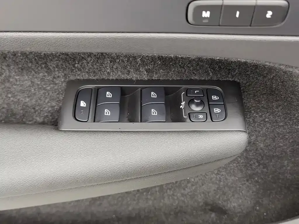 Volvo XC40 — фото 10