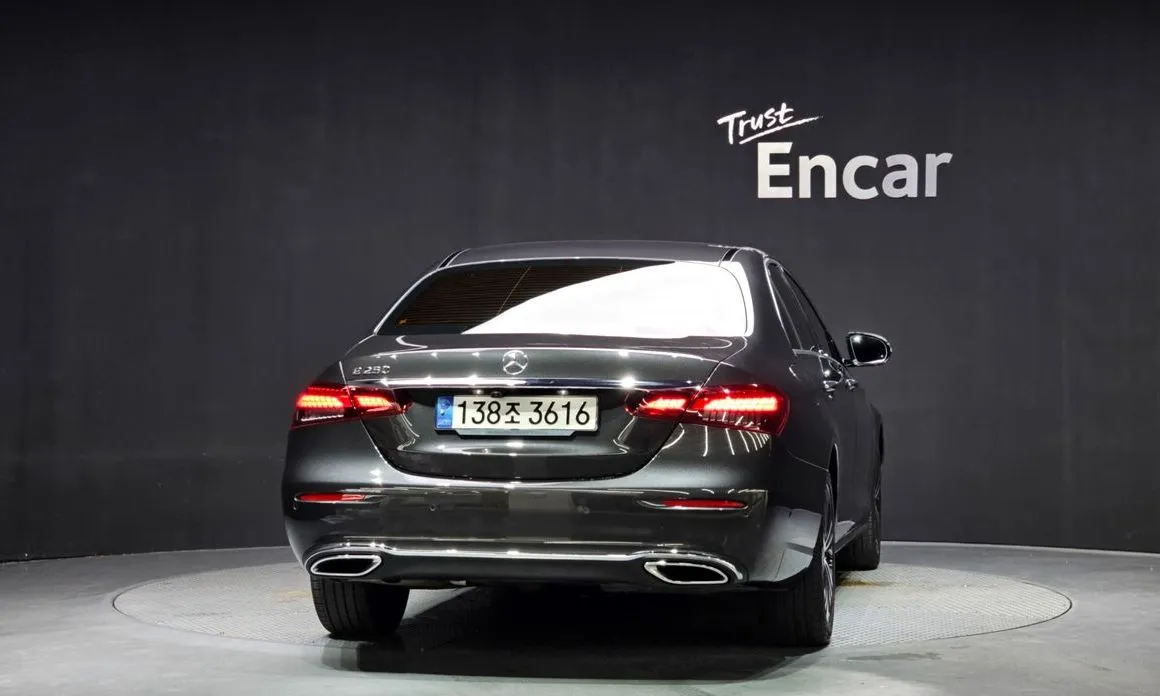 Mercedes-Benz E-Class — фото 2