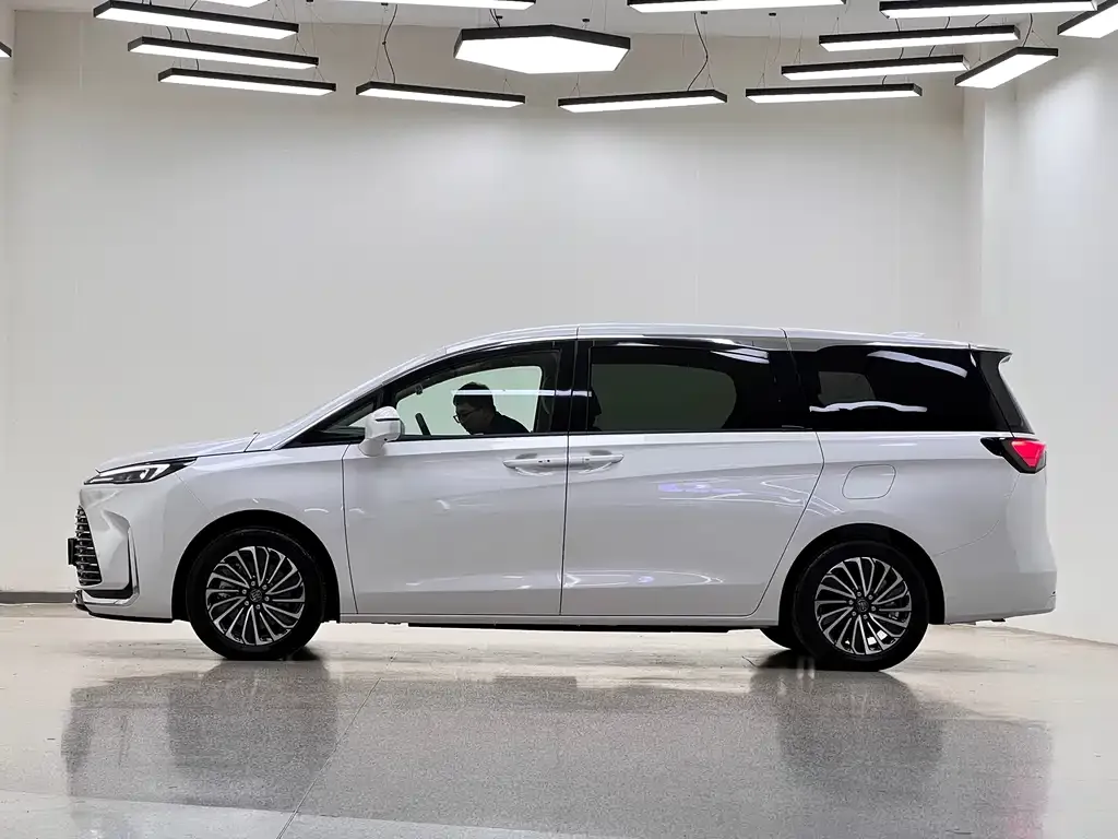 Buick GL8 Hybrid — фото 6