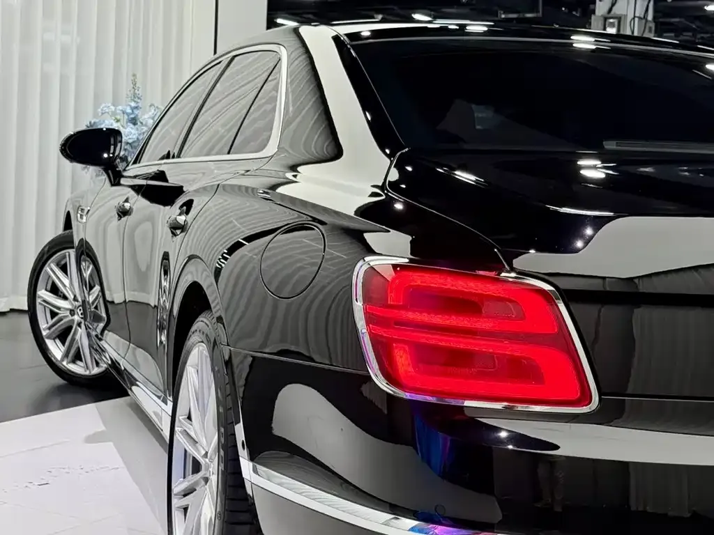 Bentley Flying Spur PHEV — фото 4