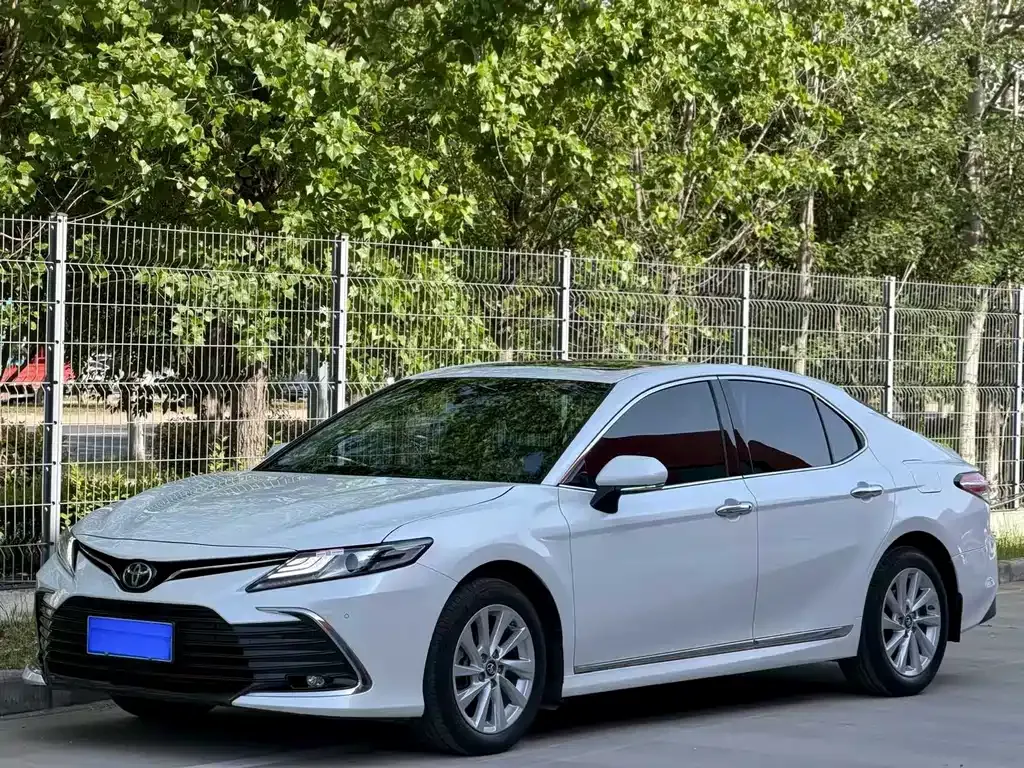 Toyota Camry — фото 1