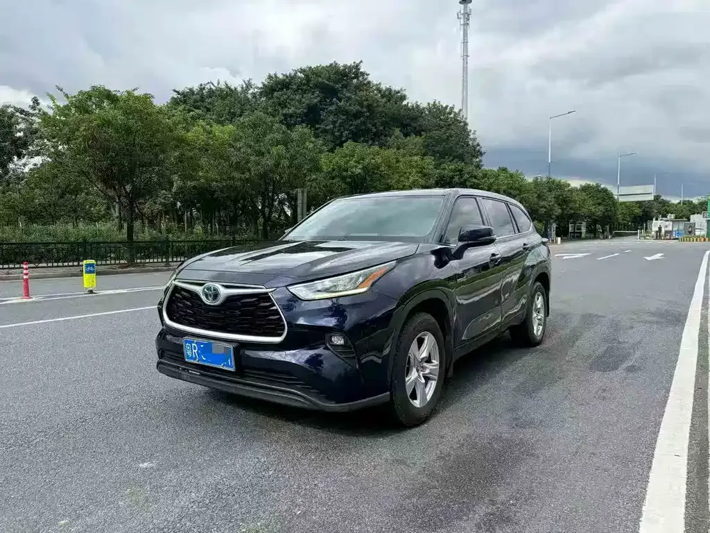 Toyota Highlander — фото 1