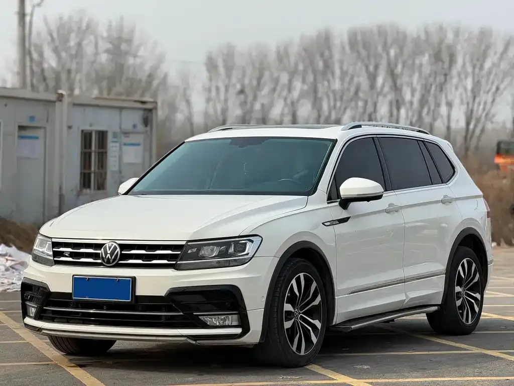 Volkswagen Tiguan L — фото 1