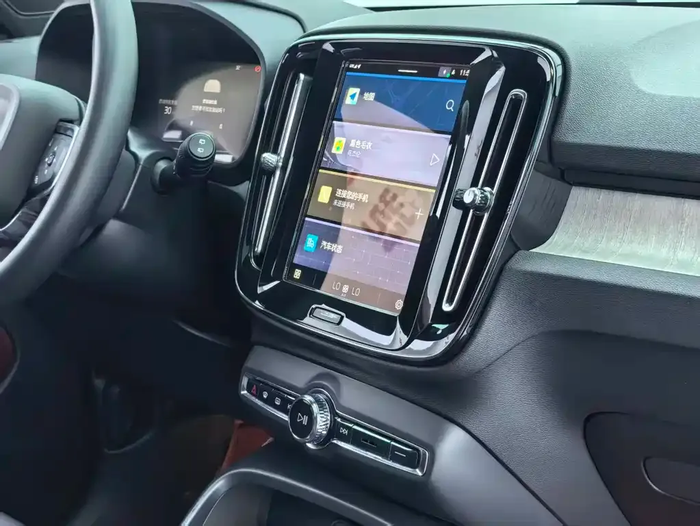 Volvo XC40 — фото 10