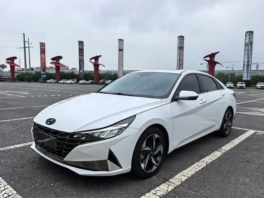 Hyundai Elantra — фото 1