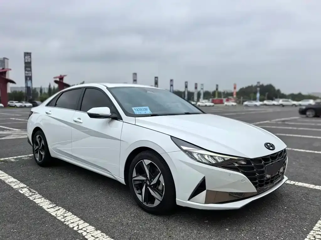 Hyundai Elantra — фото 3