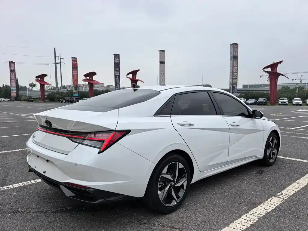 Hyundai Elantra — фото 8