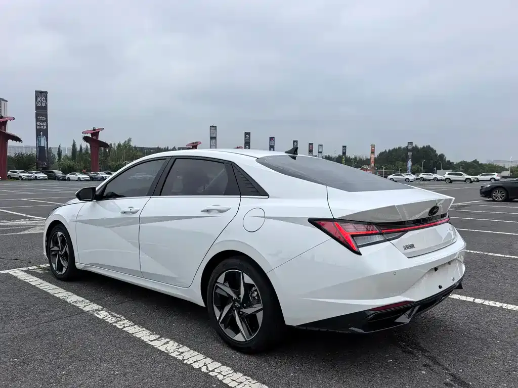 Hyundai Elantra — фото 7