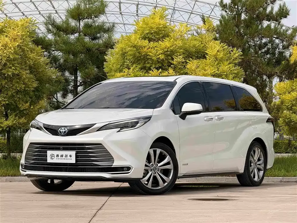 Toyota Sienna — фото 1
