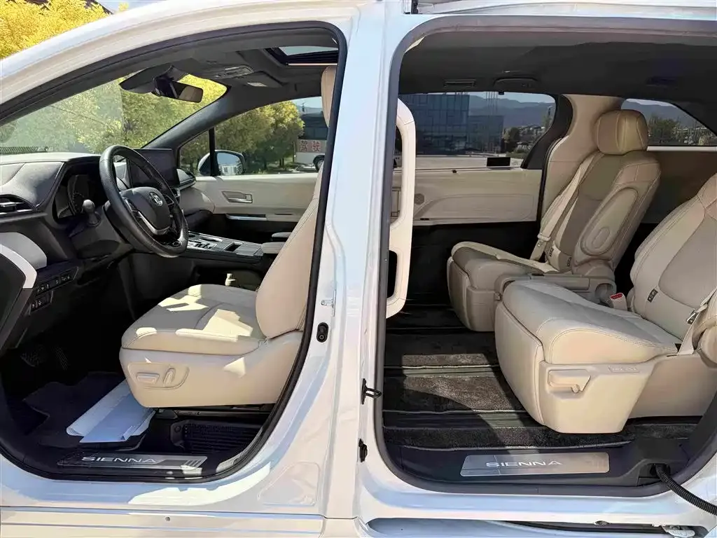 Toyota Sienna — фото 4