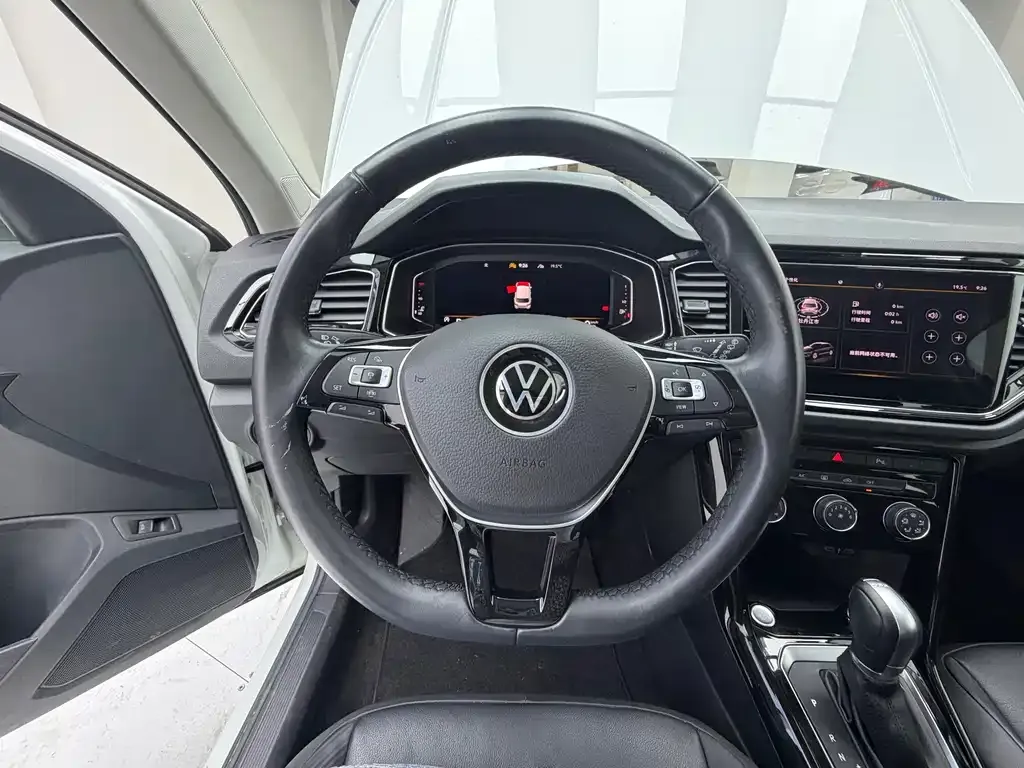 Volkswagen T-Roc — фото 9