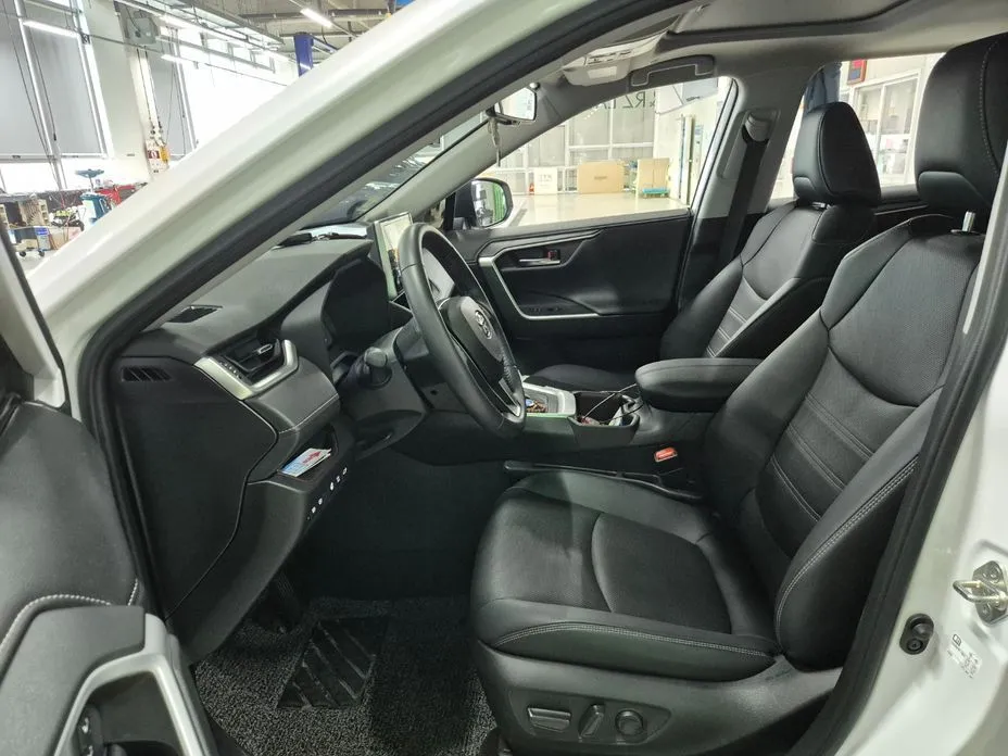 Toyota RAV4 — фото 10