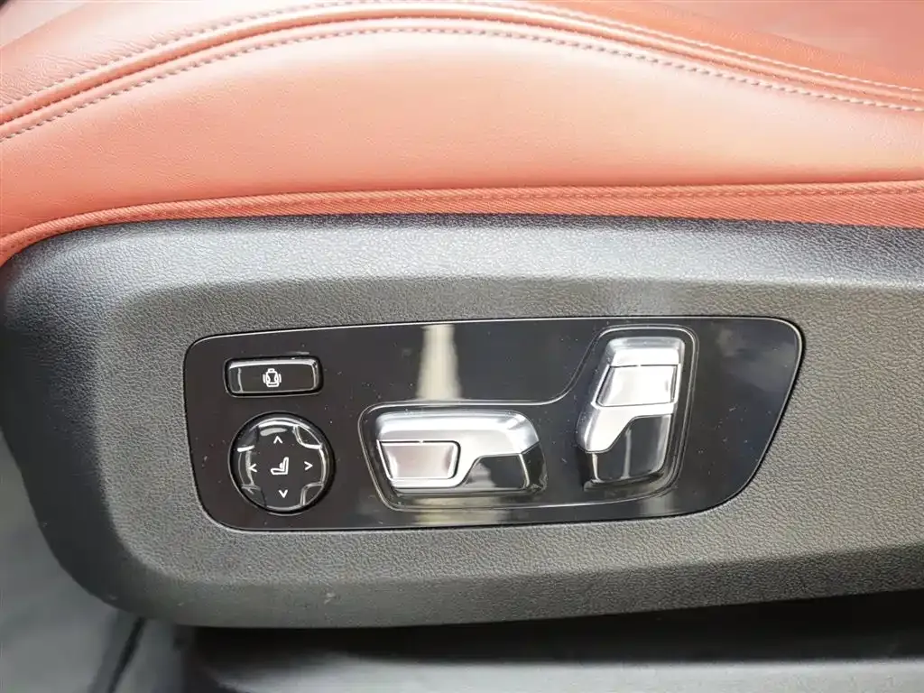 BMW XM — фото 10
