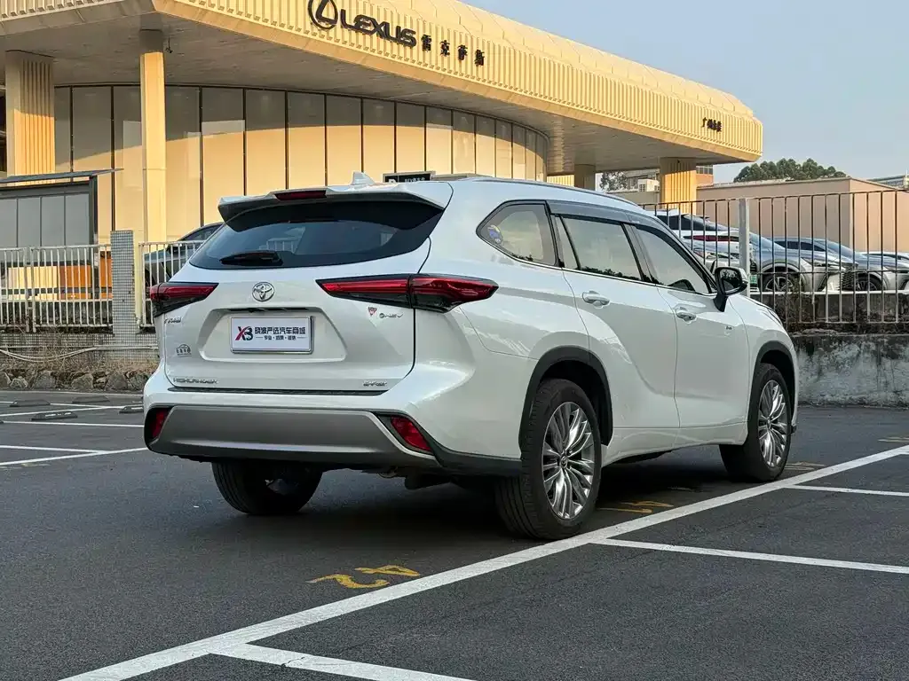 Toyota Highlander — фото 10