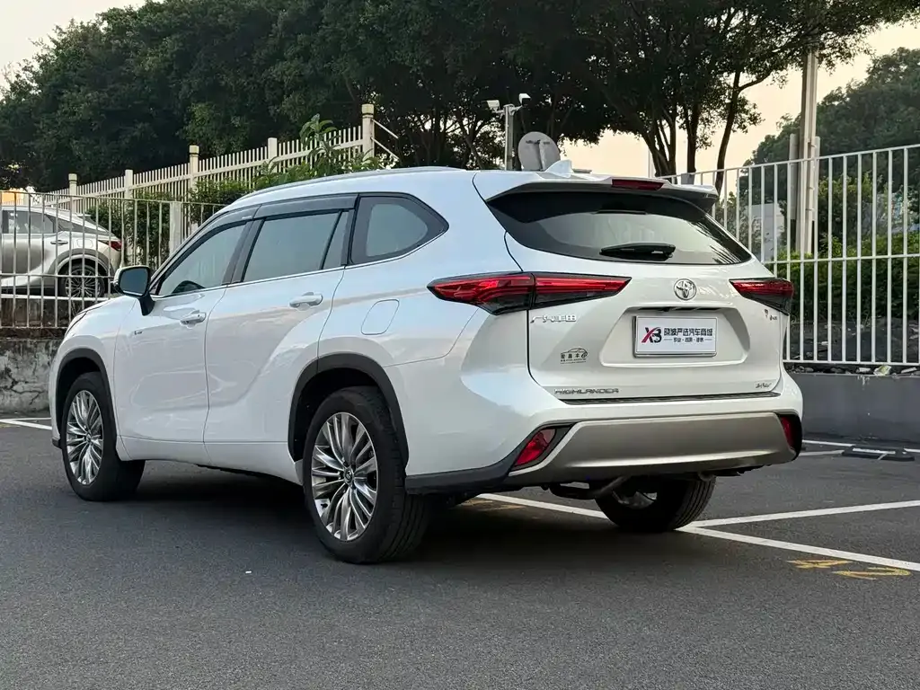 Toyota Highlander — фото 9