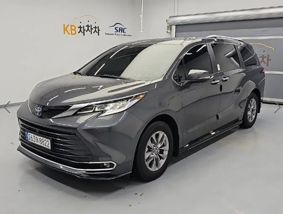Toyota Sienna — фото 1