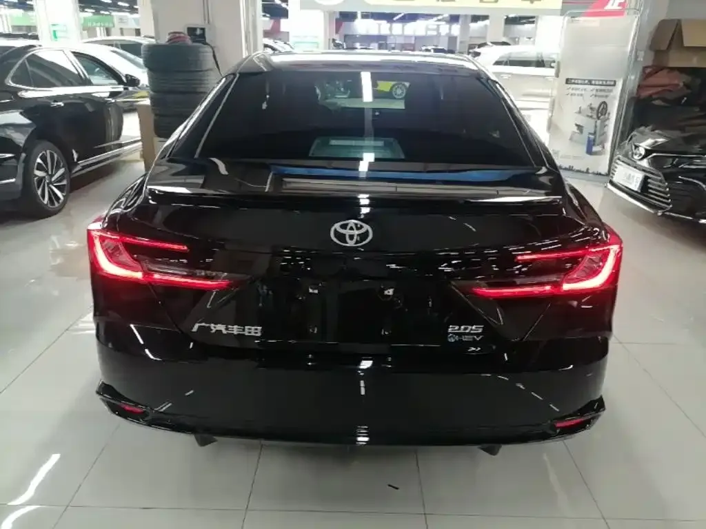 Toyota Camry — фото 3