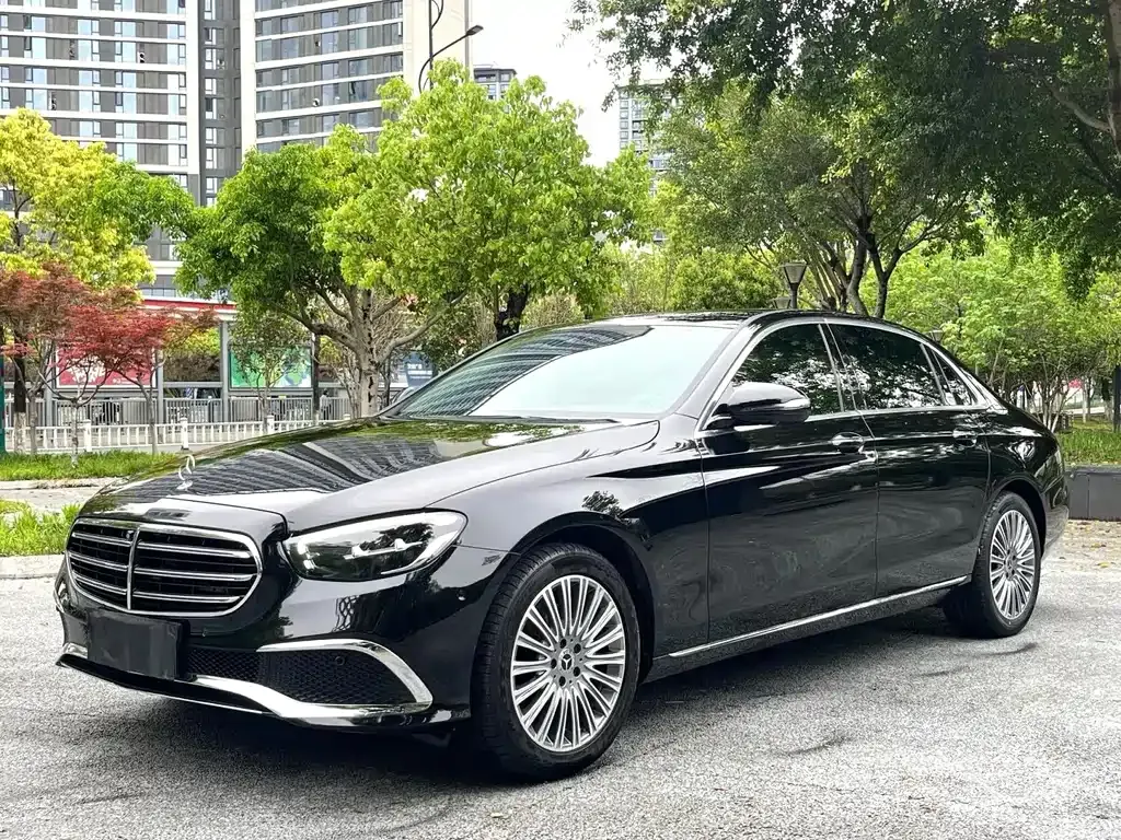 Mercedes-Benz E-Class — фото 1