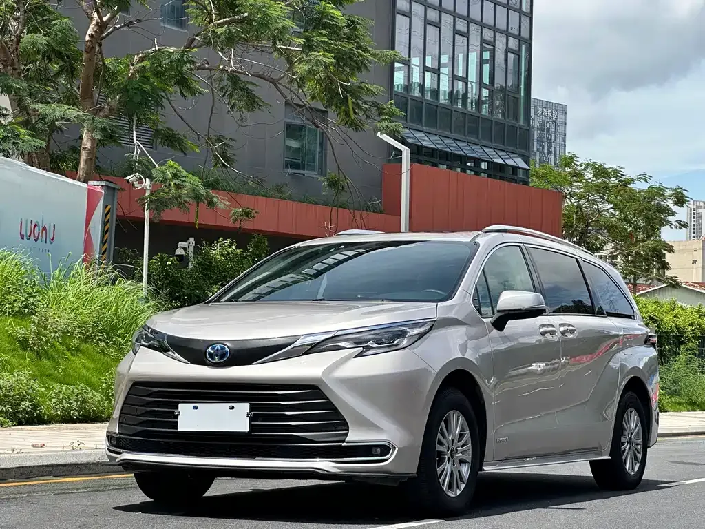 Toyota Sienna — фото 1
