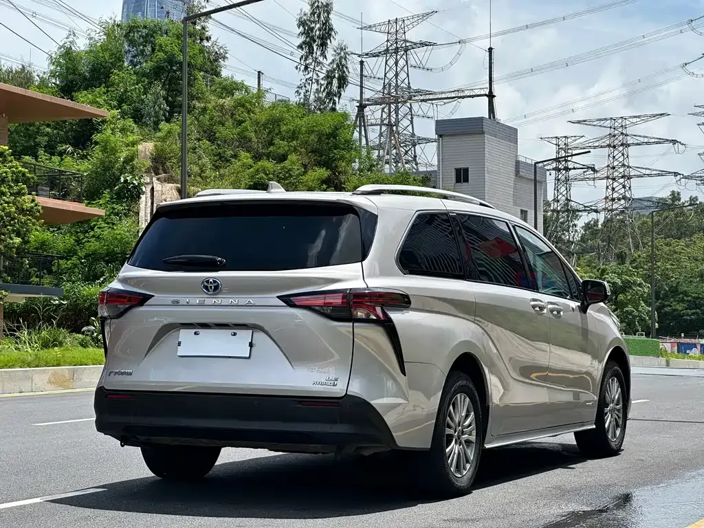 Toyota Sienna — фото 9