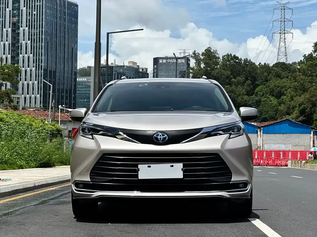 Toyota Sienna — фото 7