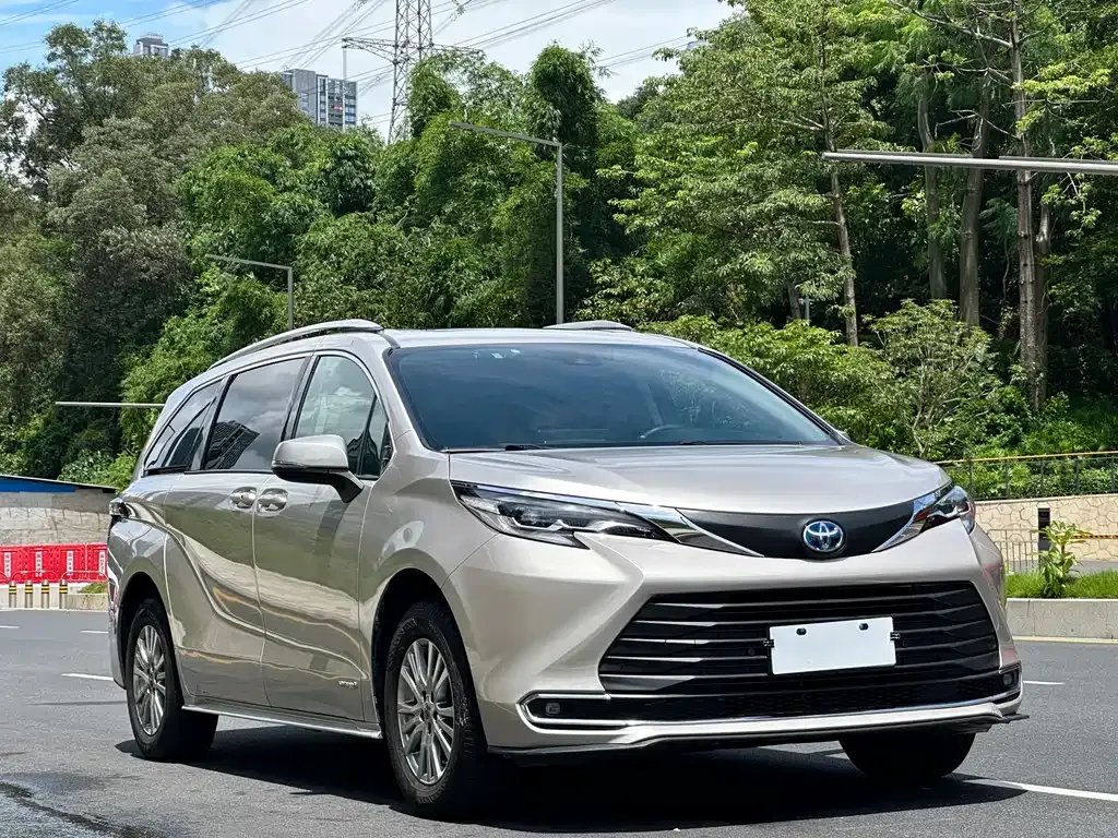 Toyota Sienna — фото 10