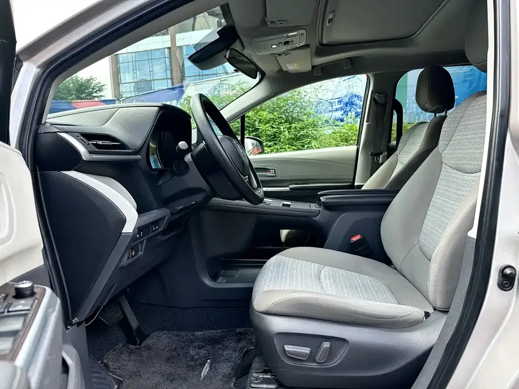 Toyota Sienna — фото 3