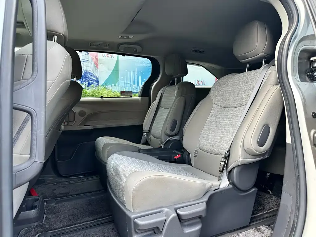 Toyota Sienna — фото 4